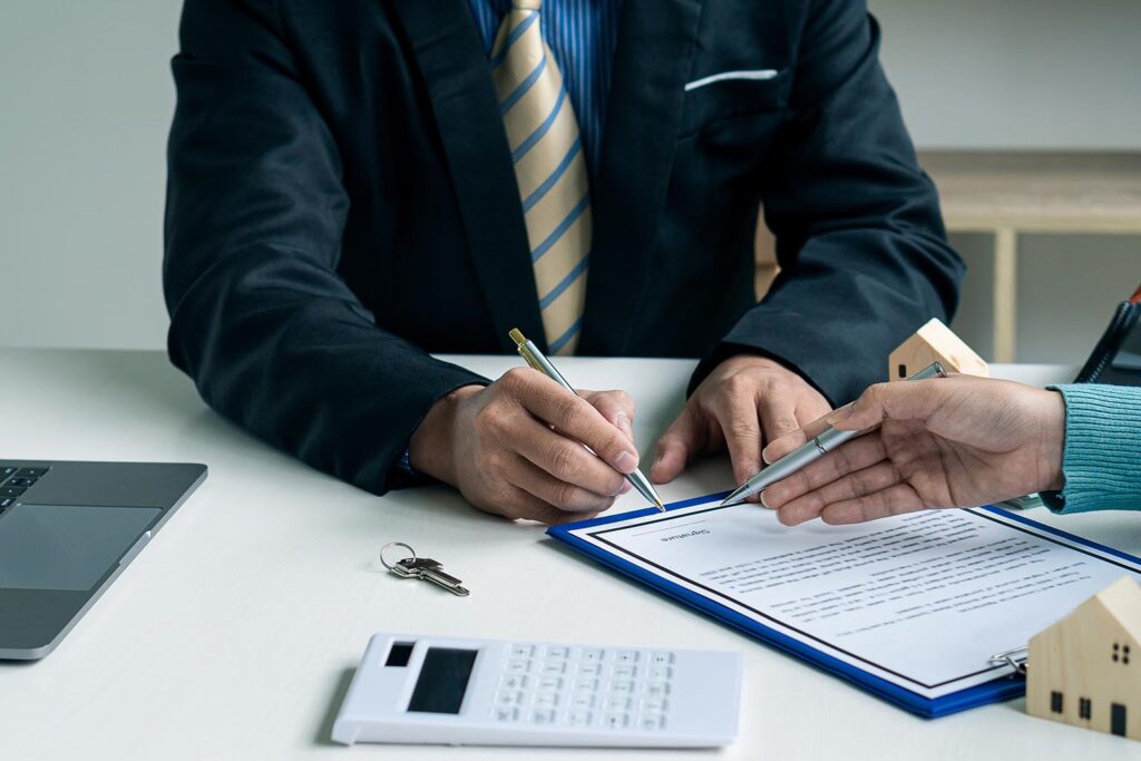 Profesionalisti v nedvizhimite imoti i klienti obsuzhdat pokupki na domove.